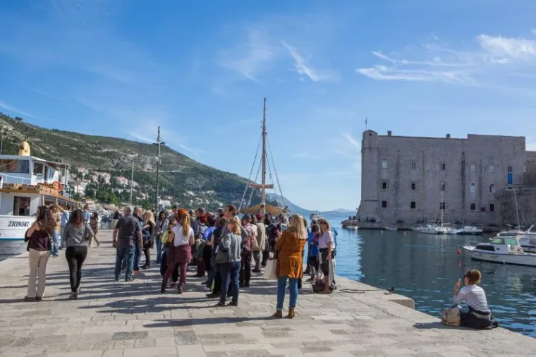 Izuzetno toplo vrijeme u Dubrovniku idealno je za sve aktivnosti od kupanja, ležanja na suncu do razgledavanja gradskih znamenitosti.