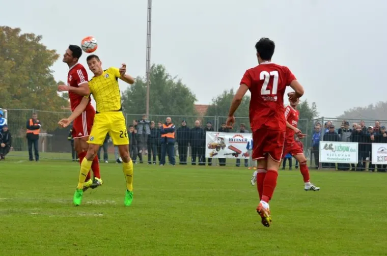 Nogometaši Dinama slavili su u osmini finala Hrvatskog kupa protiv Mladosti iz Ždralova s 3:1 iako je domaći trećeligaš na poluvremenu imao prednost. Dinamov izvršni predsjednik Zdravko Mamić na poklon je od čelnika Mladosti dobio vlastitu karikaturu.