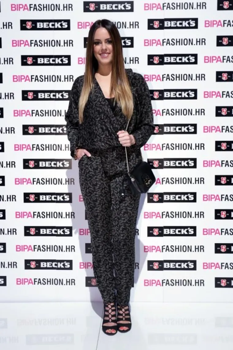 Prvu večer Bipa Fashion.hr-a posjetile su brojne poznate dame koje su željele iz prve ruke vidjeti novu kolekciju modne dizajnerice Aleksandre Dojčinović.