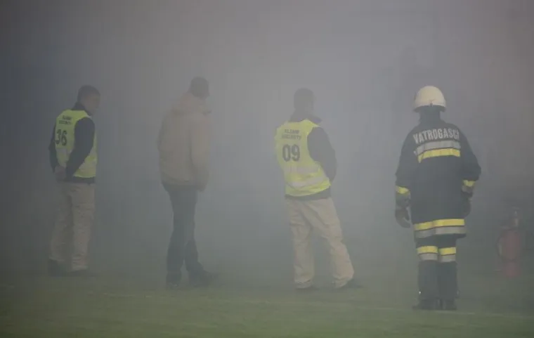 Redari su gledali kako Torcida slavi.