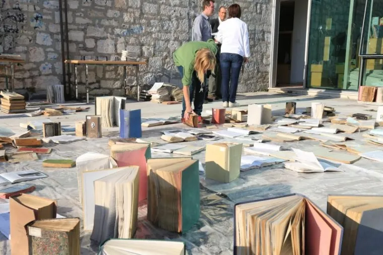 Nedavna velika poplava u &Scaron;ibeniku nije po&scaron;tedjela ni knjige &scaron;ibenske knjižnice Juraj &Scaron;ižgorić. Djelatnici knjižnice spa&scaron;avaju &scaron;to se spasiti može. Među knjigama ima i raritetnih novina. Djelatnici su ih su&scaron;ili cijeli dan okrečući stranicu po stranicu i umećući među njih suhe salvete.