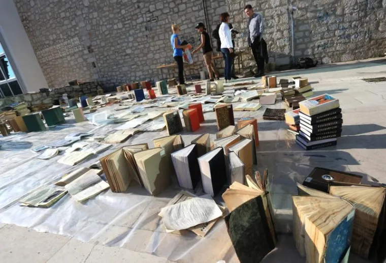 Djelatnici knjižnice poku&scaron;avaju spasiti knjige uni&scaron;tene u poplavi