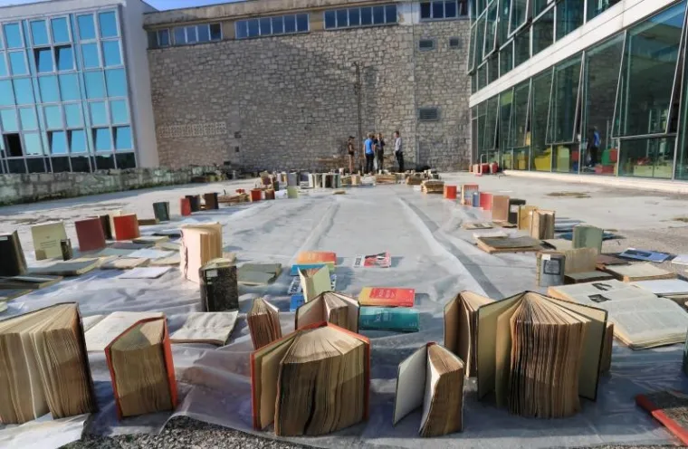 Djelatnici knjižnice poku&scaron;avaju spasiti knjige uni&scaron;tene u poplavi