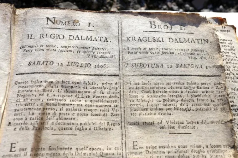 Djelatnici knjižnice poku&scaron;avaju spasiti knjige uni&scaron;tene u poplavi