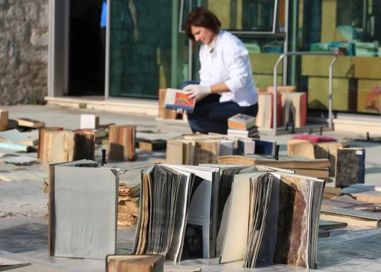 Djelatnici knjižnice poku&scaron;avaju spasiti knjige uni&scaron;tene u poplavi