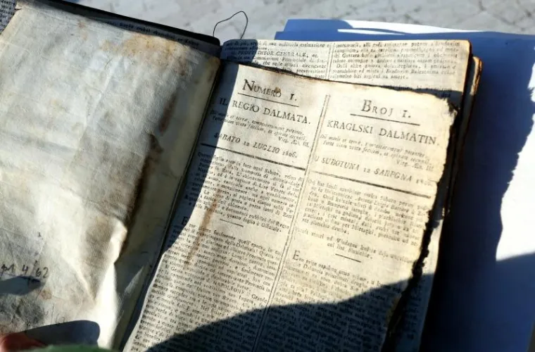 Djelatnici knjižnice poku&scaron;avaju spasiti knjige uni&scaron;tene u poplavi