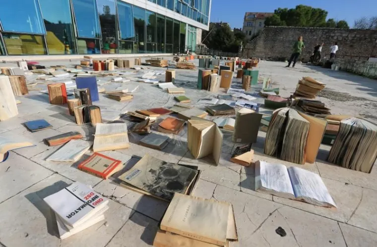 Djelatnici knjižnice poku&scaron;avaju spasiti knjige uni&scaron;tene u poplavi