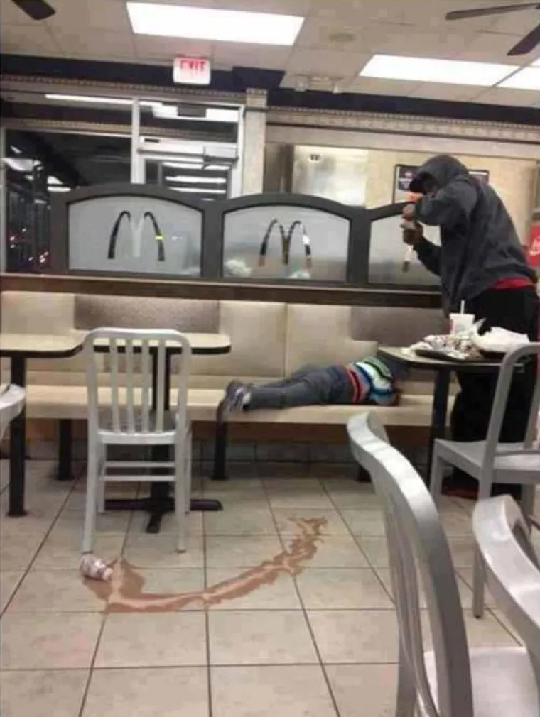 Neki roditelji vole slikati svoju djecu u neugodnim situacijama kako bi ih uvijek imali čime ucjenjiveti. Izgleda da su se uloge obrnule...