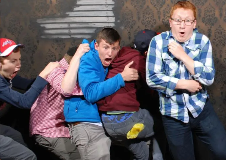 Vrijeme je straha, noći vještica i kuća strave, što znači da svi oni bojažljivi bježe glavom bez obzira u nadi da će ih to razdoblje što prije zaobići. U galeriji smo okupili baš takve bojažljive ljude, koji su iz nekog razloga odlučili prošetati kućom strave. Nije im se baš svidjelo.