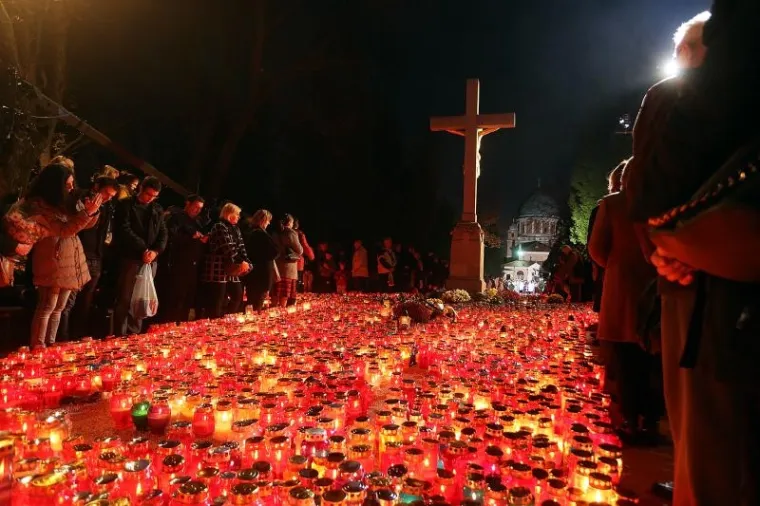 I ove godine brojni Zagrepčani su obišli gradska groblja. Mnogi su se okupili ispred Sredisnjeg križa na Mirogoju i zapalili svijeće u znak sjećanja na one koji nisu s nama. Kardinal Josip Bozanić došao je u procesiji i pomolio se ispred Središnjeg križa.