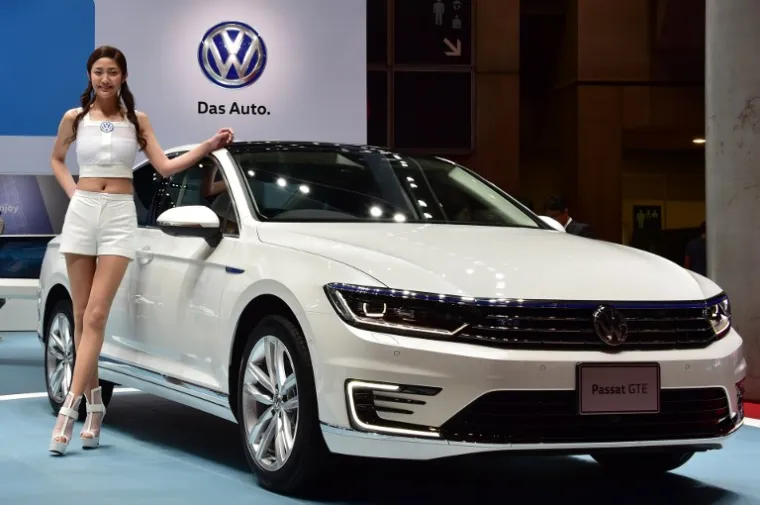 Izabrali smo nekoliko hostesa, koji kao da su došle iz budućnosti, baš poput automobila pored kojih poziraju.