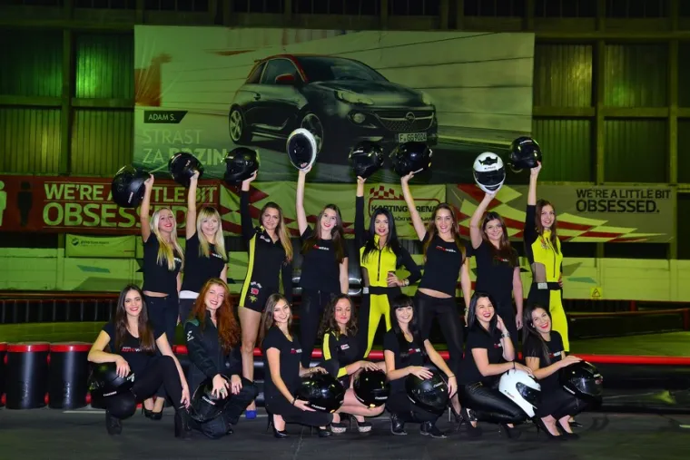 Priliku da postanu za&scaron;titni znak najveće auto priredbe u Hrvatskoj potražile su mnoge djevojke koje su samo za ovu prigodu okupirale karting stazu te vje&scaron;to pozirale pred objektivom fotoaparata.
