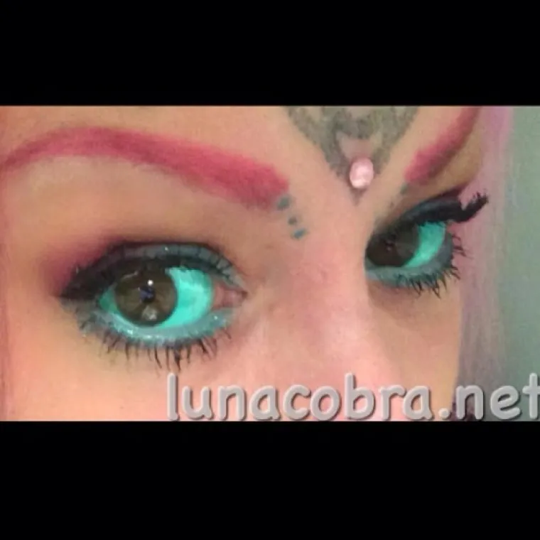 Naime, njegova tehnika funkcionira tako &scaron;to se pigmenti boje izbora injekcijom ubrizgavaju u gornji sloj oka ili konjunktive.