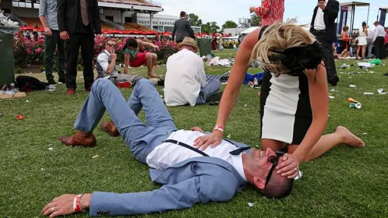 Kada bi vas netko pitao o kakvoj se sportskoj priredbi radi na slikama, vjerojatno biste ostali zbunjeni jer su ljudi u odijelima, pona&scaron;aju, a pona&scaron;aju se kao da su na Woodstocku. Vjerovali ili ne, prizori iz galerije snimljeni su na Melbourne Cupu, prestižnoj konjskoj utrci koja se održava u Australiji. Možda ovaj dio s Australijom ipak obja&scaron;njava sve?