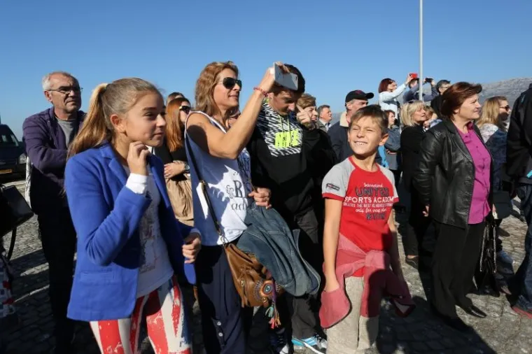 Nakon tromjesečnog sudjelovanja u operaciji EU Triton 2015 brod Hrvatske ratne mornarice "Andrija Mohorovičić" uplovio je danas u splitsku luku Lora.
Posada u kojoj je bilo 49-pripadanika OR HR u Sredozemnom moru spasila je vi&scaron;e od 2.500 izbjeglica.