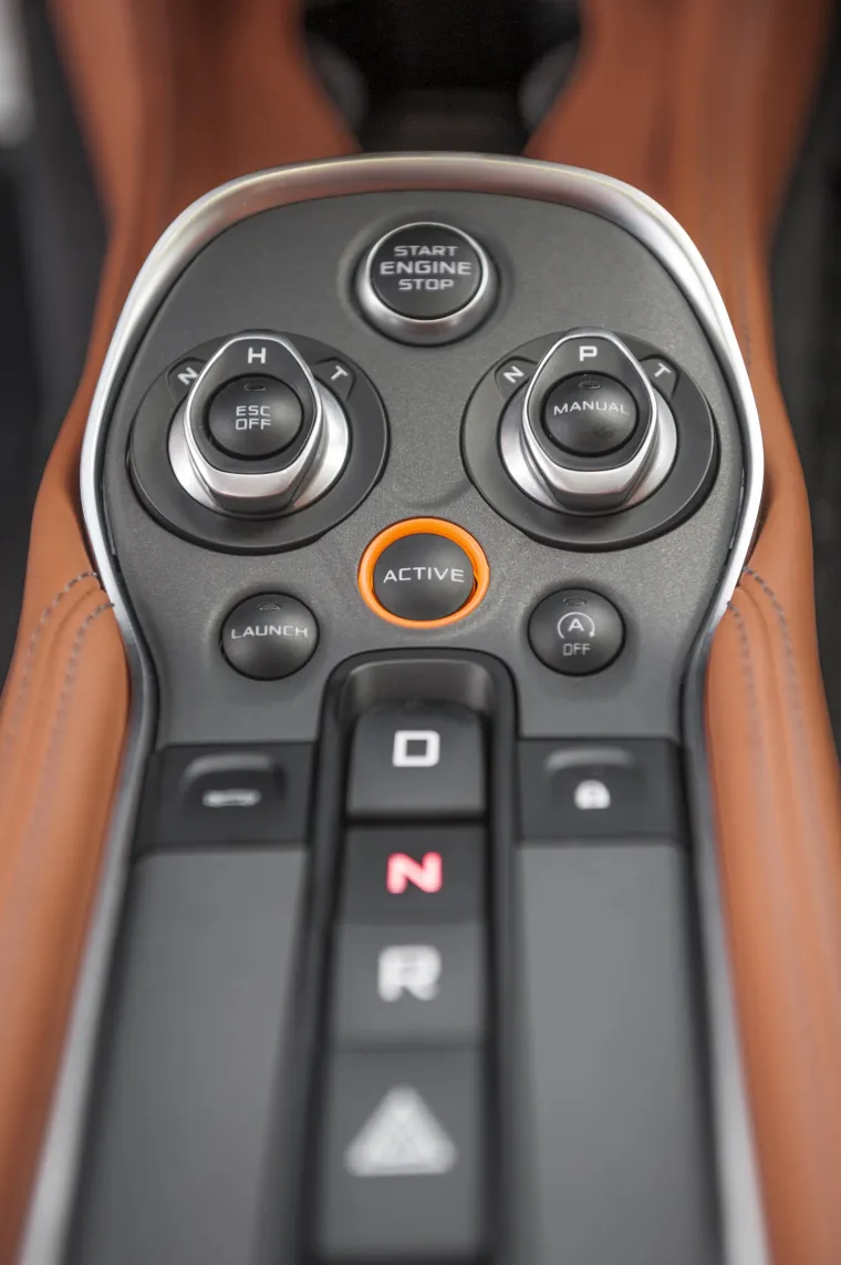 McLaren 570S Coupe ispod poklopca ima 3.8-litarski V8 benzinac koji razvija 570 KS (419 kW) uz 600 Nm maksimalnog okretnog momenta.