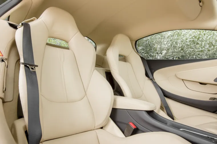 Motor je povezan sa sedmostupanjskim automatskim SSG mjenjačem. Ovaj coupe je težak tek 1313 kilograma te do stotke stigne za samo 3,2 sekunde, dok mu je za ubrzanje do 200 km/h potrebno 9,5 sekundi. Maksimalna brzina iznosi 328 km/h.