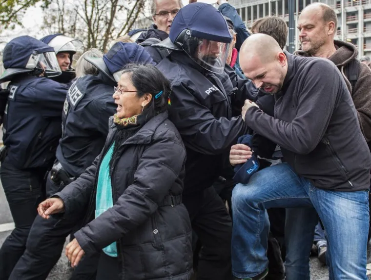 KAOS U BERLINU: "Spasimo Njemačku. Zaustavimo Merkel"