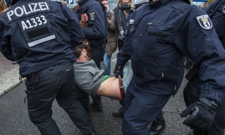 KAOS U BERLINU: "Spasimo Njemačku. Zaustavimo Merkel"