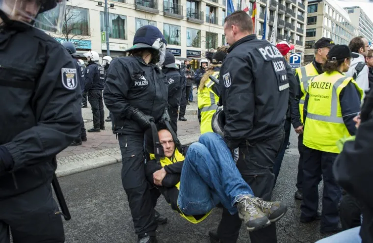 KAOS U BERLINU: "Spasimo Njemačku. Zaustavimo Merkel"
