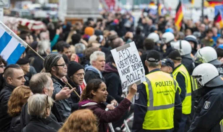 KAOS U BERLINU: "Spasimo Njemačku. Zaustavimo Merkel"