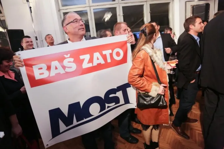 Pogledajte atmosferu u izbornom stožeru MOST-a nakon izlazne ankete.