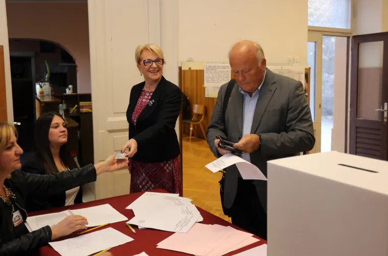 Brojni hrvatski političari ispunili građansku dužnost: glasali su i Milanović, Karamarko, Bandić, Čačić, Sinčić...