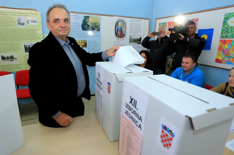 Brojni hrvatski političari ispunili građansku dužnost: glasali su i Milanović, Karamarko, Bandić, Čačić, Sinčić...