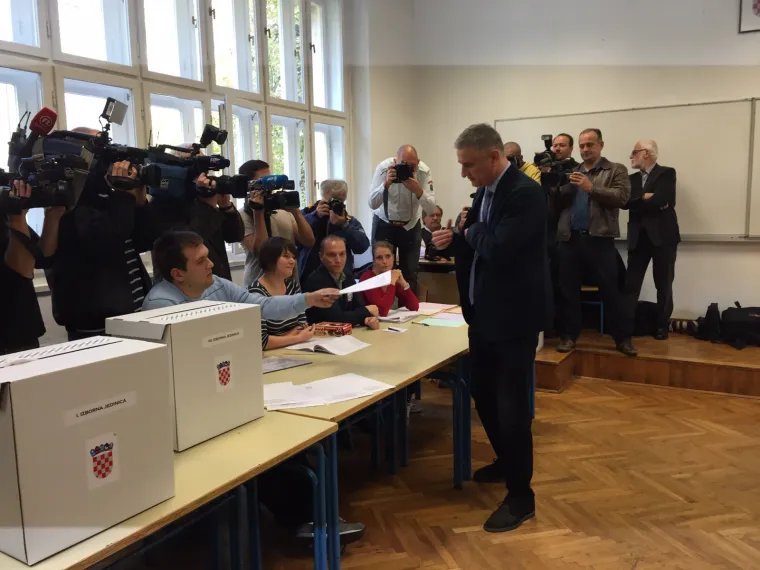 Brojni hrvatski političari ispunili građansku dužnost: glasali su i Milanović, Karamarko, Bandić, Čačić, Sinčić...