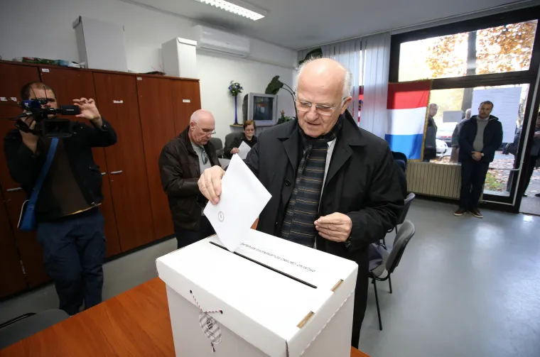Brojni hrvatski političari ispunili građansku dužnost: glasali su i Milanović, Karamarko, Bandić, Čačić, Sinčić...