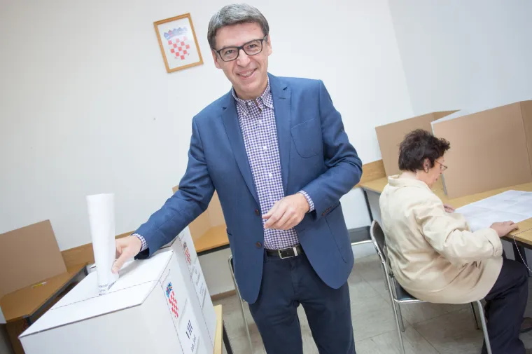 Brojni hrvatski političari ispunili građansku dužnost: glasali su i Milanović, Karamarko, Bandić, Čačić, Sinčić...