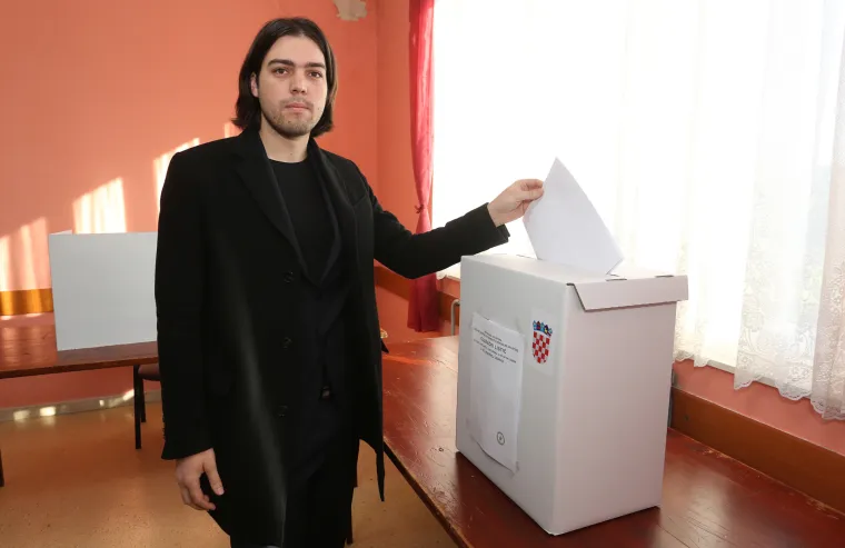 Brojni hrvatski političari ispunili građansku dužnost: glasali su i Milanović, Karamarko, Bandić, Čačić, Sinčić...