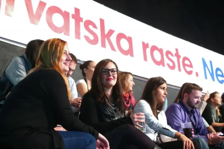 Atmosfera u SDP-ovom stožeru nakon izlaznih anketa.