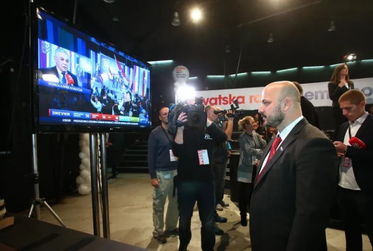 Atmosfera u SDP-ovom stožeru nakon izlaznih anketa.