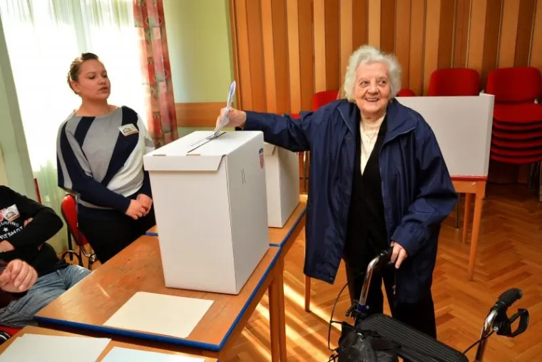 Bjelovarčani od ranog jutra krenuli na izbore, a na većini biračkih mjesta bilježi se zadovoljavajući odaziv birača. Najstarija Bjelovarčanka koja je izašla na izbore je 92-godišnja Zlata Muskinja.