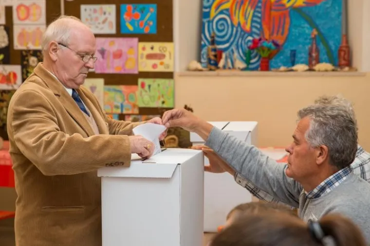 Građani na biračkom mjestu u Dubrovniku.