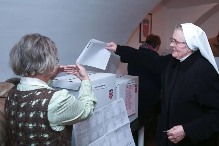 Časne sestre glasuju na biračkom mjestu u Zagrebu.