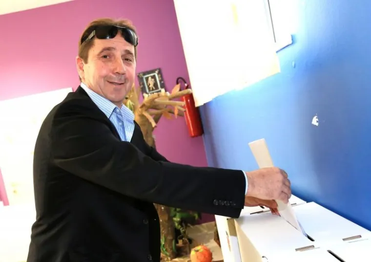 Kandidat Mosta u 9. izbornoj jedinici, Stipe Petrina, s obitelji izašao na biralište u rodnom Primoštenu