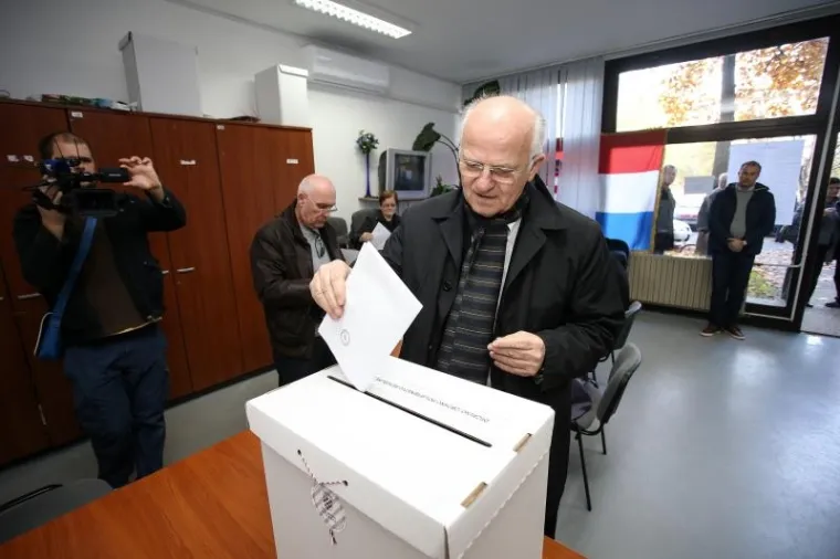 Predsjednik sabora Josip Leko sa suprugom izašao na biralište