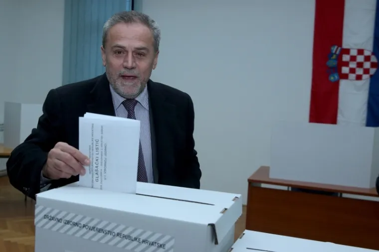 Zagrebački gradonačelnik i prvi na listi Koalicije rada i solidarnosti za II izbornu jedinicu Milan Bandić glasovao je na biračkom mjestu u Njegoševoj ulici.