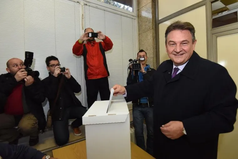 Iako je zaboravio osobnu iskaznicu, te se morao vratiti, Radimir Čačić glasovao na Parlamentarnim izborima