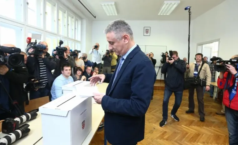 Predsjednik HDZ-a Tomislav Karamarko glasovao je jutros na biračkom mjestu u VIi gimnaziji u Križanićevoj ulici u pratnji svoje kćeri Lane Karamarko.