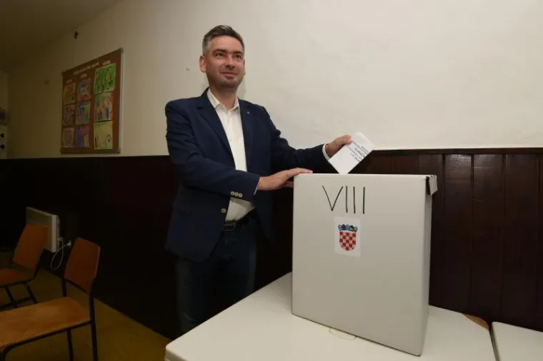 Predsjednik IDS-a Boris Miletić sa suprugom Larom glasovao je na biračkom mjestu MO Valdebek.