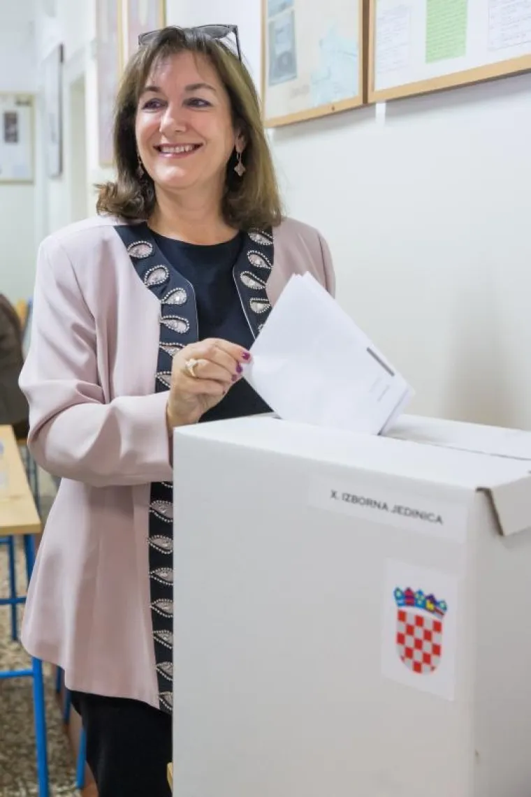 Dubravka &Scaron;uica i suprug Stijepo glasovali na parlamentiranarnim izborima.