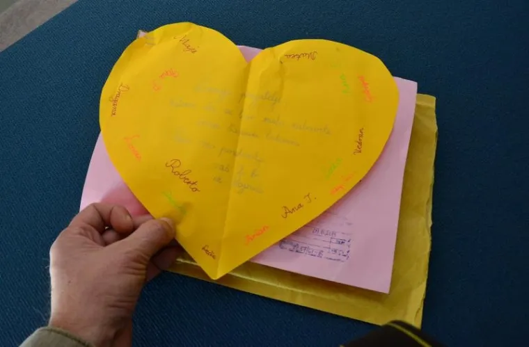 U zimskom tranzitnom centru za migrante u Slavonskom Brodu proradila je i dječja igraonica, a lijepo i sunčano vrijeme idealno je za igru, dok se čeka vlak za daljnji nastavak putovanja.