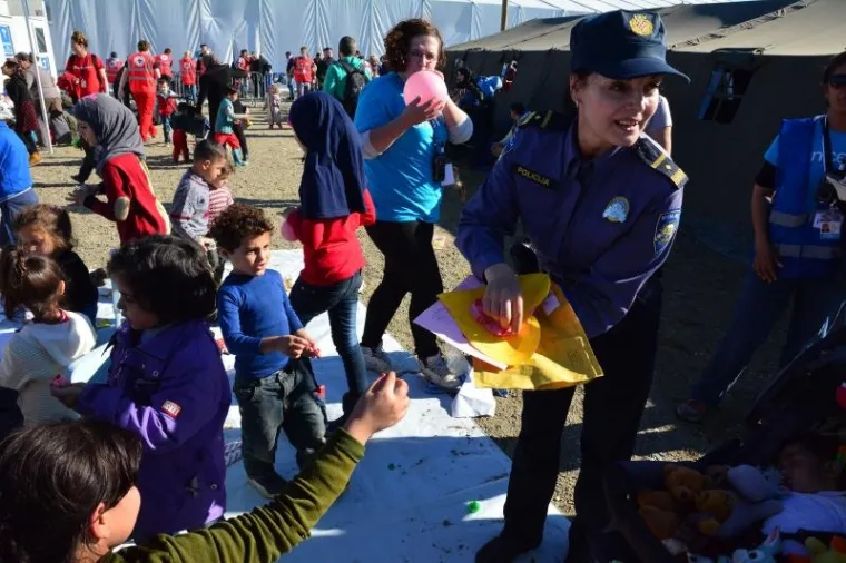 U zimskom tranzitnom centru za migrante u Slavonskom Brodu proradila je i dječja igraonica, a lijepo i sunčano vrijeme idealno je za igru, dok se čeka vlak za daljnji nastavak putovanja.