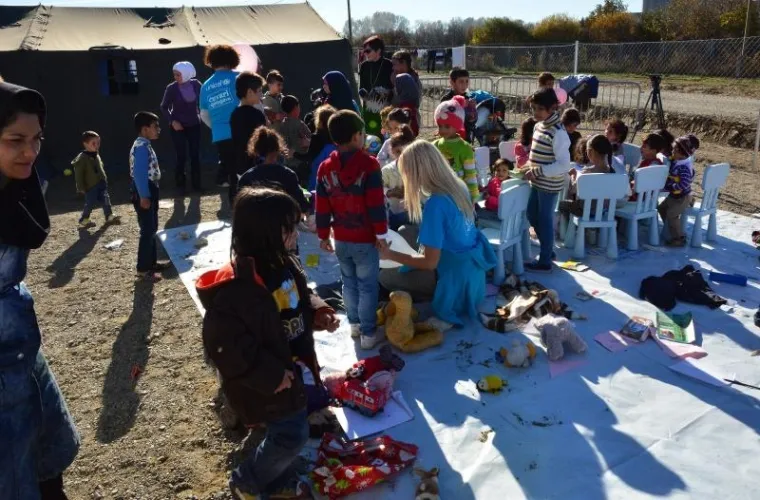 U zimskom tranzitnom centru za migrante u Slavonskom Brodu proradila je i dječja igraonica, a lijepo i sunčano vrijeme idealno je za igru, dok se čeka vlak za daljnji nastavak putovanja.