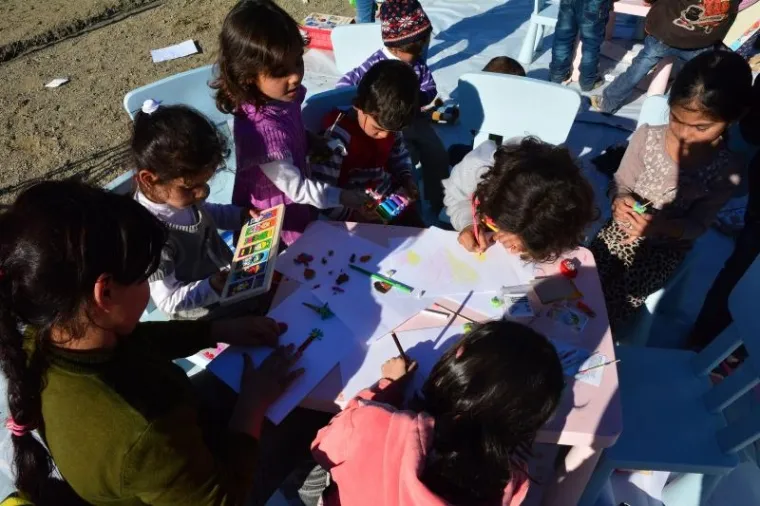 U zimskom tranzitnom centru za migrante u Slavonskom Brodu proradila je i dječja igraonica, a lijepo i sunčano vrijeme idealno je za igru, dok se čeka vlak za daljnji nastavak putovanja.