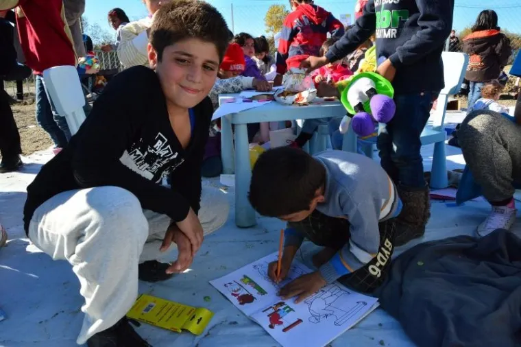 U zimskom tranzitnom centru za migrante u Slavonskom Brodu proradila je i dječja igraonica, a lijepo i sunčano vrijeme idealno je za igru, dok se čeka vlak za daljnji nastavak putovanja.