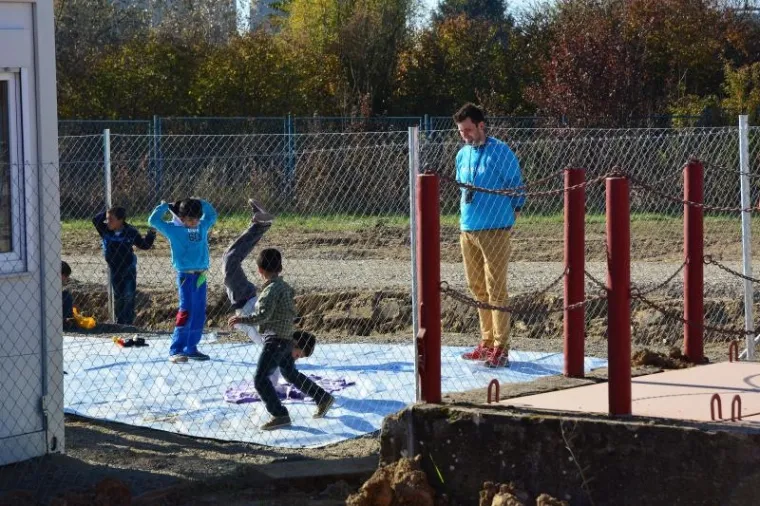 U zimskom tranzitnom centru za migrante u Slavonskom Brodu proradila je i dječja igraonica, a lijepo i sunčano vrijeme idealno je za igru, dok se čeka vlak za daljnji nastavak putovanja.